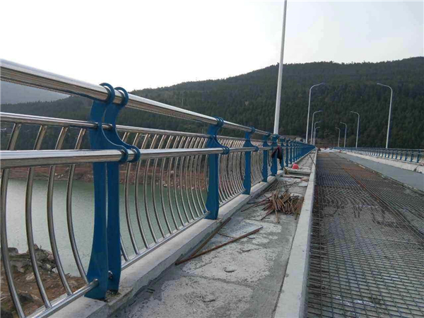 神农架不锈钢桥梁护栏的特点及其在桥梁安全中的重要作用