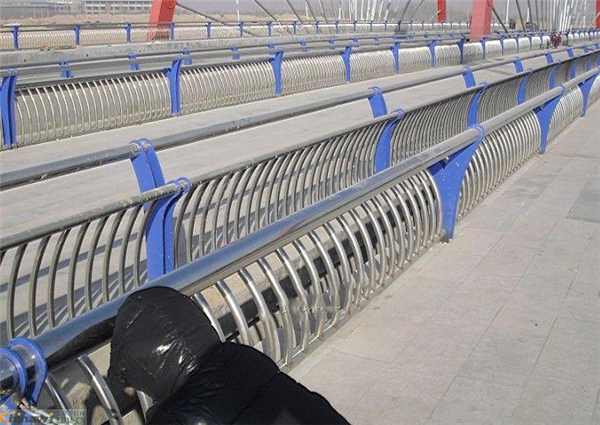 神农架不锈钢复合管护栏一种安全而耐用的防护解决方案