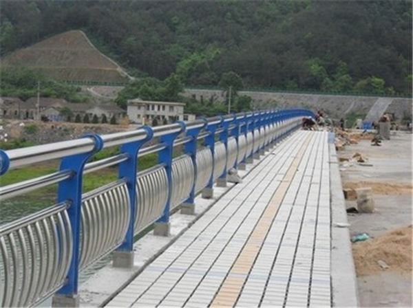 神农架不锈钢桥梁护栏的特性及其在现代建筑中的应用